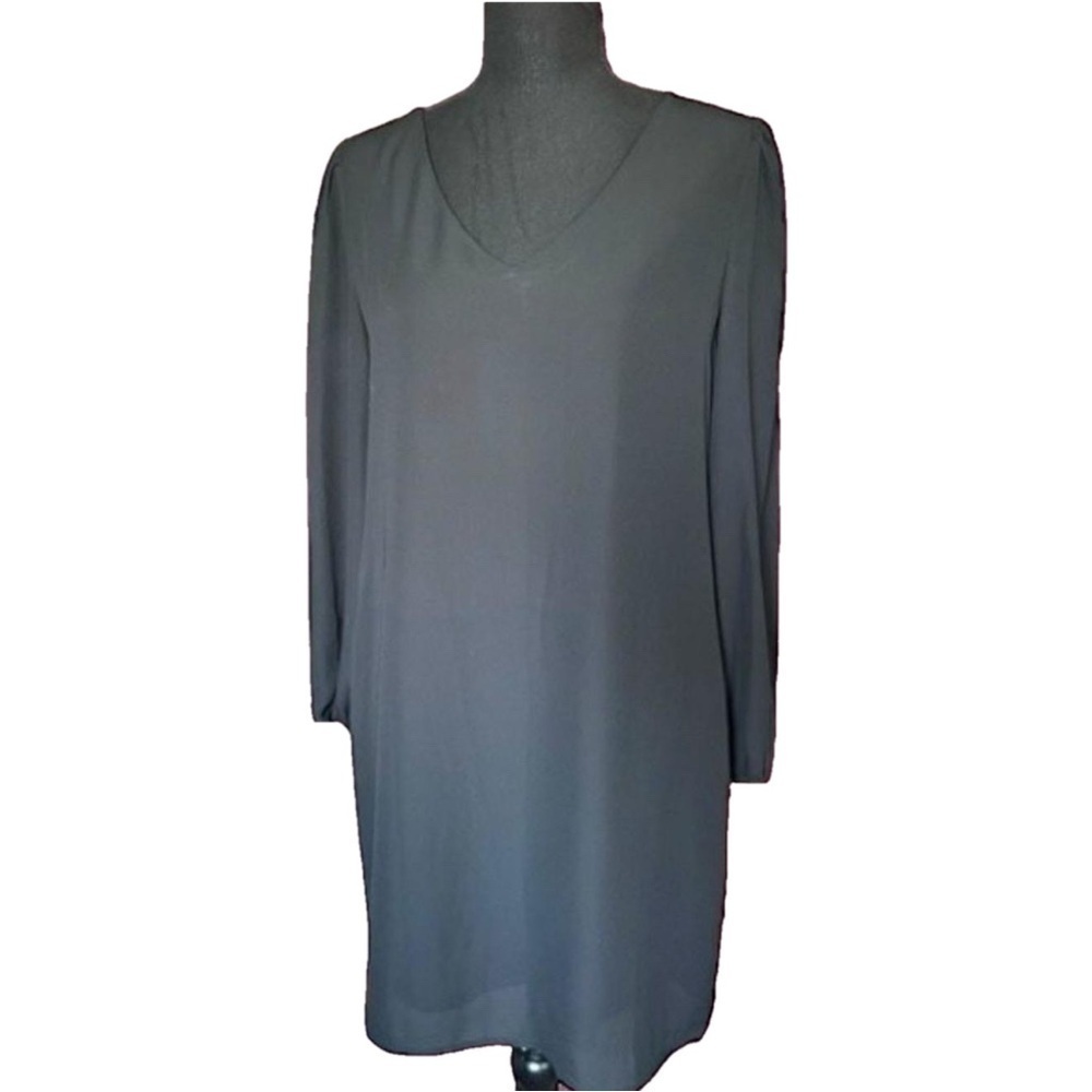 🔵 5 for $25 C black flowy long sleeve a line dress with key hole back